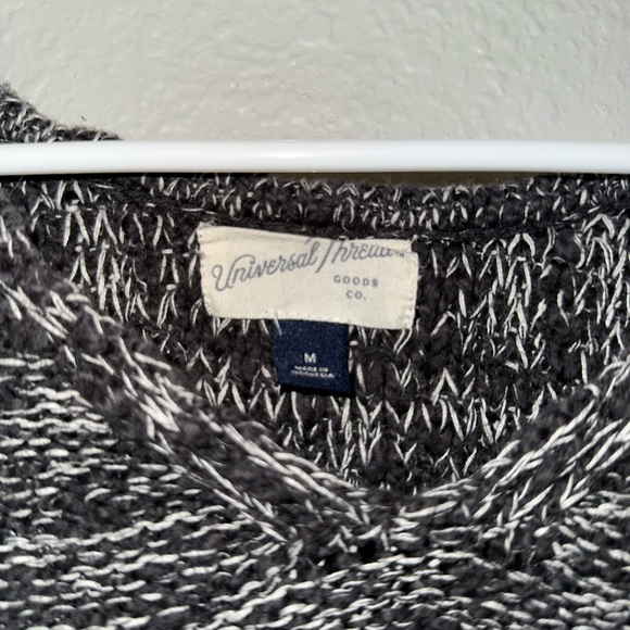 Universal Threads Sweater - Picture 3 of 3